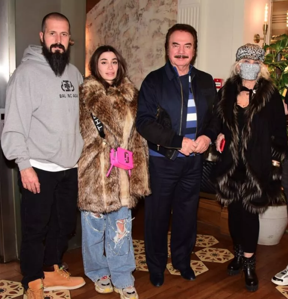 Orhan Gencebay'dan kadın şarkıcıların sahne kıyafetlerine yorum: 'Bu edeple alakalı bir durum'