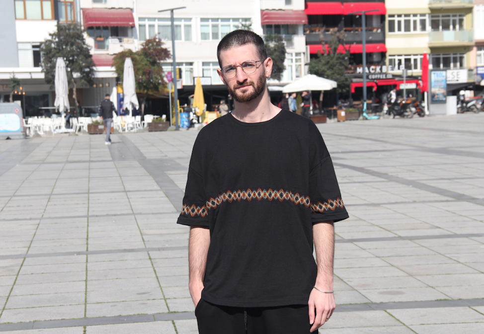 Şaka değil ger&ccedil;ek! Karsu konserine gelen gen&ccedil; eşofman giydiği i&ccedil;in kapıda kaldı