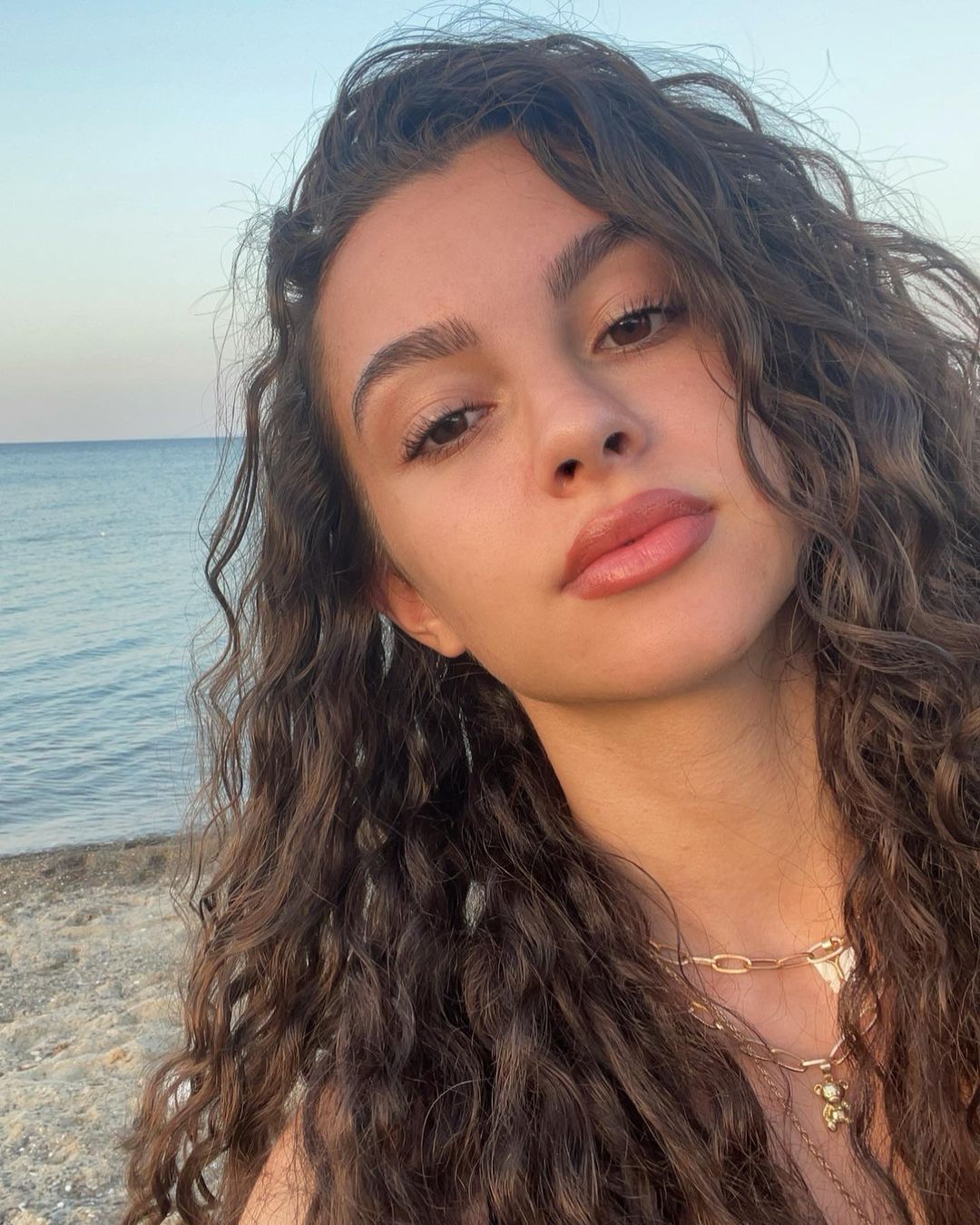 Su Burcu Yazgı Coşkun (@suburcuyazgiicoskun) added a photo to their Instagram account: “????” | Curly hair styles naturally, Curly hair styles, Hairstyle