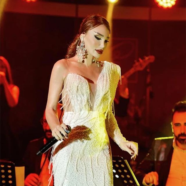 Sahnelere dönen Seren Serengil'in iddialı beyaz elbisesi konsere damga vurdu