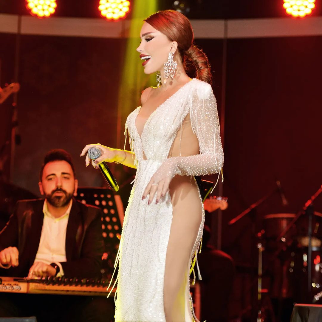 Sahnelere dönen Seren Serengil'in iddialı beyaz elbisesi konsere damga vurdu