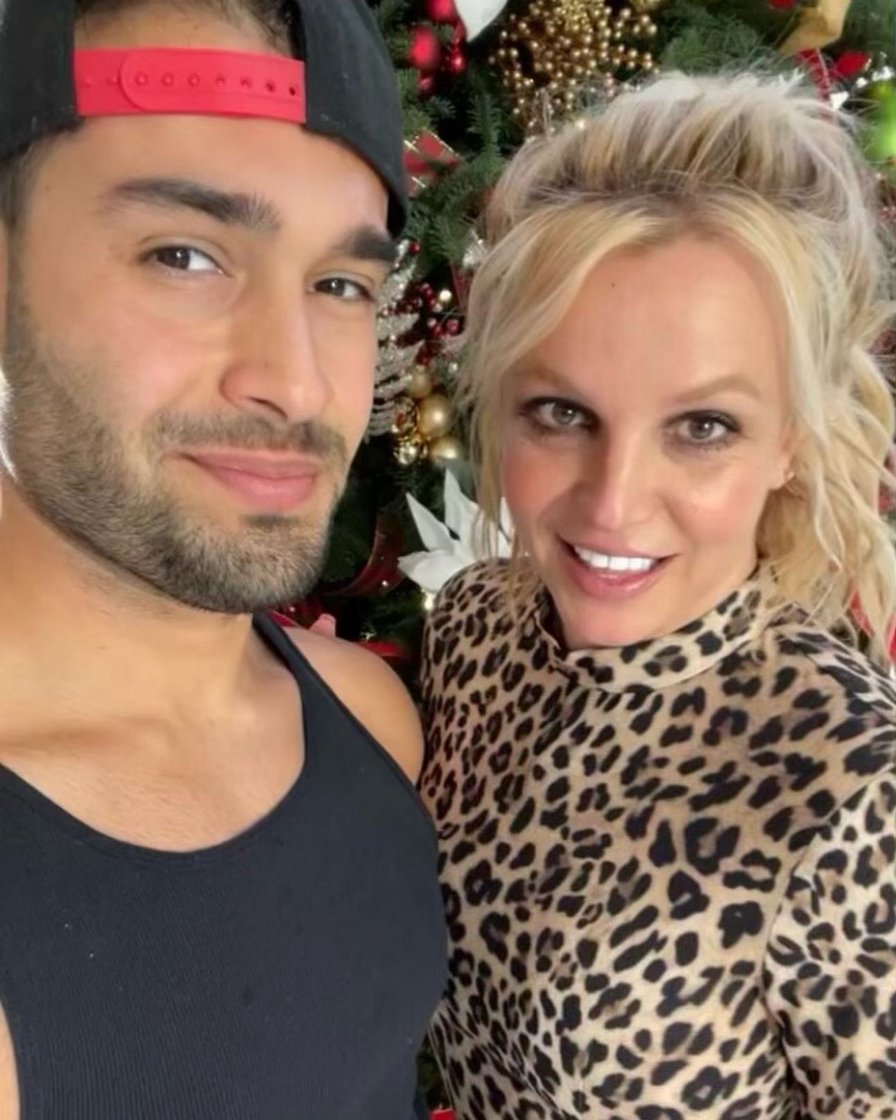 Britney Spears nişanlısı Sam Asghari'den hamile olduğunu duyurdu