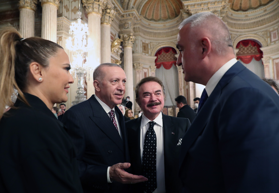 İftar programına katılan Demet Akalın, Cumhurbaşkanı Erdoğan'dan müzik yasağının kaldırılmasını rica etti