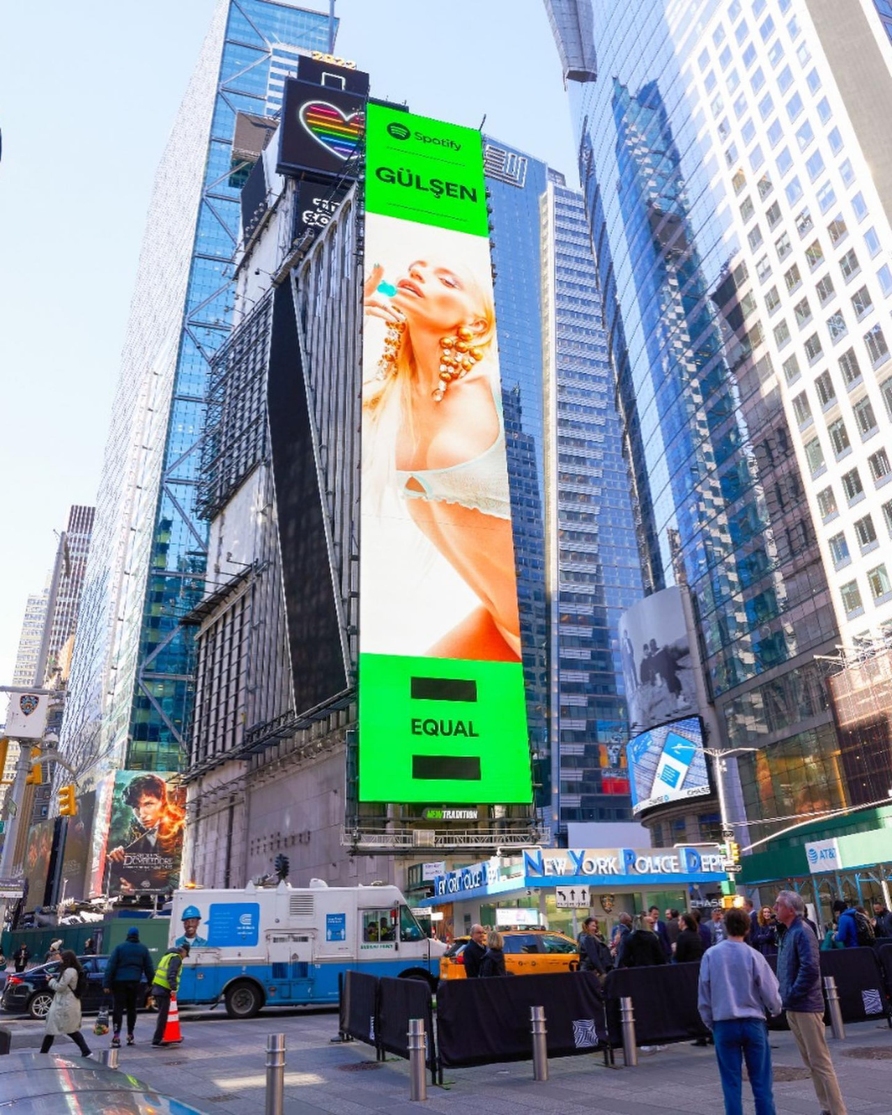 Gülşen, New York Times Square'de Spotify'ın dev reklam panosuda yer aldı