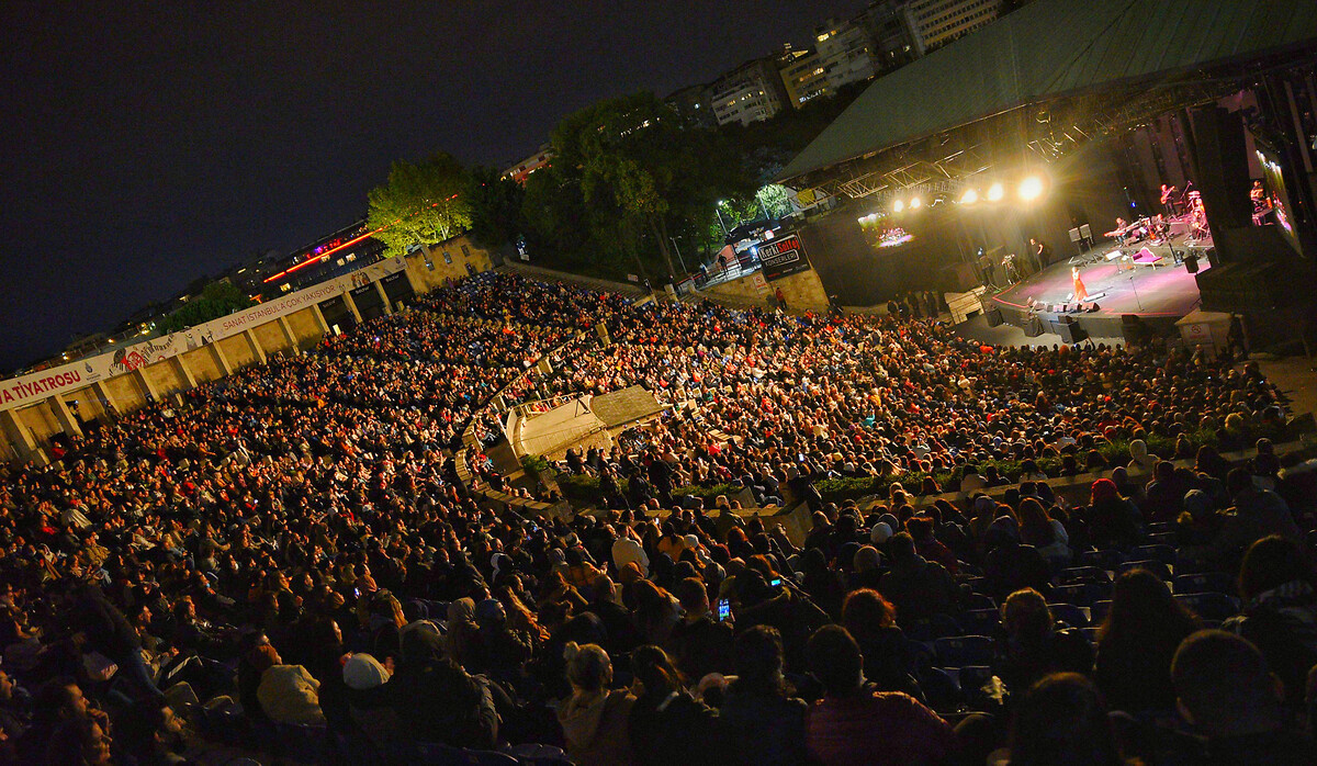 Harbiye Cemil Topuzlu A&ccedil;ıkhava Tiyatrosu'nda 2022 konserleri başladı! İşte sahneye &ccedil;ıkacak isimler