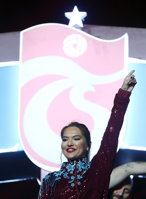 Demet Akalın, Trabzonspor'un kutlamalarına damga vuran 'Kulüp' şarkısını canlı seslendirdi