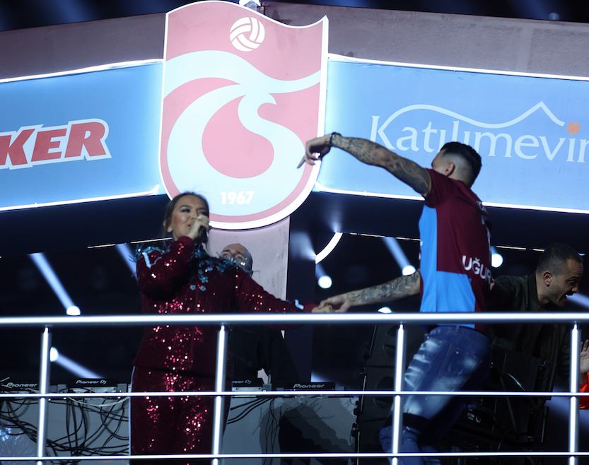 Demet Akalın, Trabzonspor'un kutlamalarına damga vuran 'Kulüp' şarkısını canlı seslendirdi