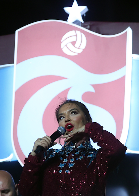 Demet Akalın, Trabzonspor'un kutlamalarına damga vuran 'Kulüp' şarkısını canlı seslendirdi