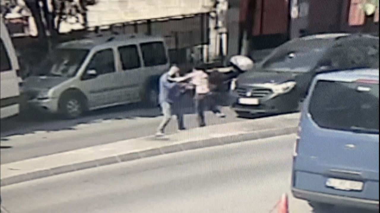 Acayip olay! Engelli gencin telefonu &ccedil;aldı yakalanınca soyup yere yattı araba altında kaldı