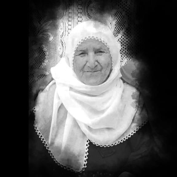 Sanatçı Ali Kınık’ın annesi Elif Kınık vefat etti. Acı haberi Ali Kınık'ın sanatçı dostları sosyal medyadan yaptıkları paylaşımlarla duyurdular. Elif Kınık'ın cenaze töreni detayları da belli oldu. Ali Kınık'ın annesi bugün Malatya İli Akçadağ İlçesi Örüşkü Köy Mezarlığına İkindi Namazına müteakip defnedilecek. Halk müziği sanatçısı Mustafa Yıldızdoğan sosyal medya hesabından yaptığı paylaşımda ''Değerli kardeşim Ali Kınık’ın kıymetli annesi Elif Kınık’ın vefatını üzüntüyle öğrendim. Rabbim mekanını cennet eylesin. Kınık ailesi ve yakınlarının başı sağ olsun.'' ifadelerini kullandı. Ülkü Ocakları Genel Başkanı Ahmet Yiğit Yıldırım ise Twitter hesabından yaptığı paylaşımda ''Kıymetli sanatçımız Ali Kınık’ın vefat eden muhterem annesi Elif Kınık annemize Cenab-ı Allah’tan rahmet, sevenlerine başsağlığı diliyorum. Ruhu şad, mekanı cennet olsun.'' ifadelerini kullandı. Dursun Ali Erzincanlı da ''Sevgili dostum Ali Kınık’ın muhtereme annesi Elif Kınık’ın vefatını tessürle öğrendim. Allah Teâlâ, mekanını cennet eylesin. Kınık ailesine ve yakınlarına sabır lutfetsin.'' paylaşımında bulundu.