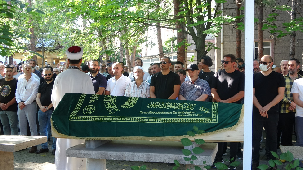 Oyuncu Nihat Altınkaya'nın acı kaybı... Babasını son yolculuğuna uğurladı