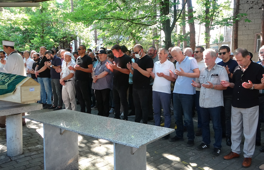 Oyuncu Nihat Altınkaya'nın acı kaybı... Babasını son yolculuğuna uğurladı