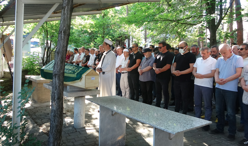 Oyuncu Nihat Altınkaya'nın acı kaybı... Babasını son yolculuğuna uğurladı