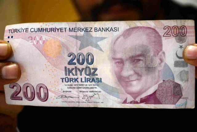 ATM'ye para yatıran bakkal, geri gelen banknotu g&ouml;r&uuml;nce g&ouml;zlerine inanamadı! Şimdi herkes peşinde