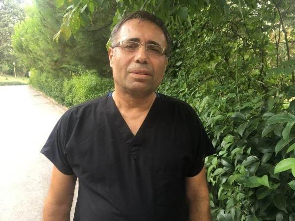 <p> Dr. Koçak, "O zaman 6 yaşında olan Cem Muhammet, rahatsızlanan anneannesiyle acil servise geliyordu. Ona refakat ediyordu. Çok akıllı ve sıra dışı bir çocuktu. Ona hediye vermek istiyorduk. Anneannesinden izin almadan hediyeyi kabul etmiyordu" dedi.</p>