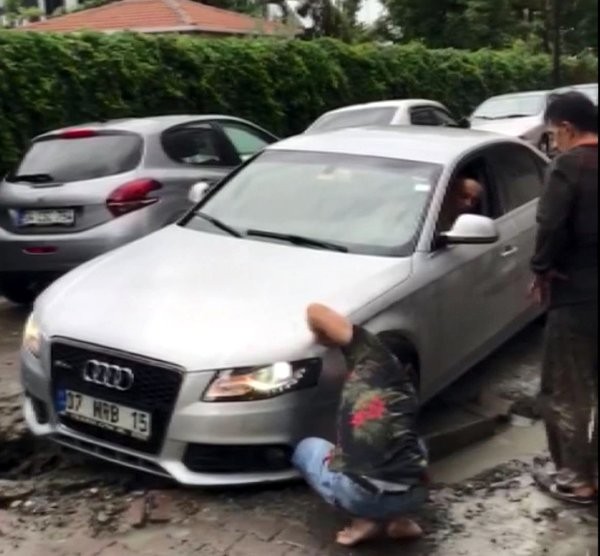 İSKİ açık bıraktı vatandaşın başına gelmeyen kalmadı! Su baskını ve yol çökmesine neden oldu