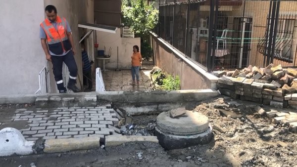 İSKİ açık bıraktı vatandaşın başına gelmeyen kalmadı! Su baskını ve yol çökmesine neden oldu