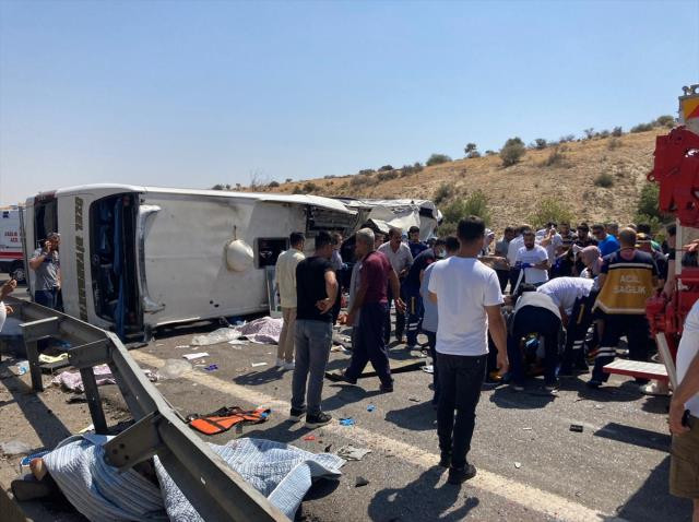 Gaziantep'te otobüs ve ambulansın karıştığı zincirleme kaza: Vali acı haberi verdi! 15 ölü var...