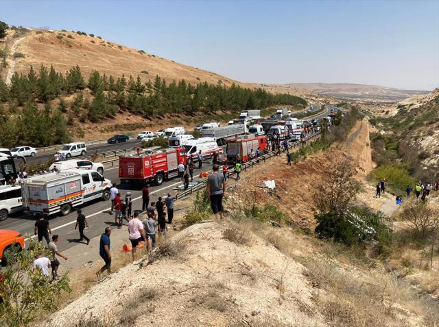 Gaziantep'te otobüs ve ambulansın karıştığı zincirleme kaza: Vali acı haberi verdi! 15 ölü var...