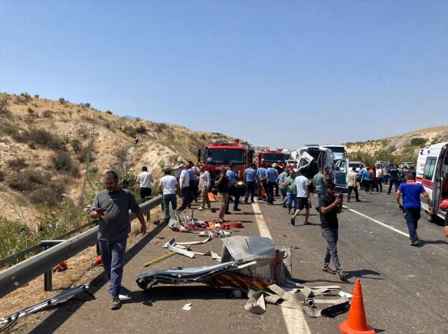 Gaziantep'te otobüs ve ambulansın karıştığı zincirleme kaza: Vali acı haberi verdi! 15 ölü var...