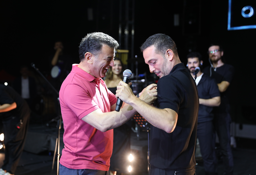 Kapaklı Belediye Başkanı'ndan Oğuzhan Koç'a sahnede düğün hediyesi
