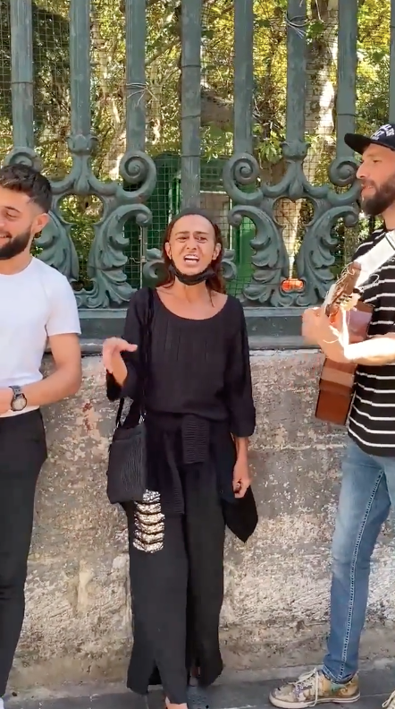 İstiklal Caddesi'nde iç ısıtan görüntü... Yıldız Tilbe sokak müzisyenleriyle birlikte şarkı söyledi