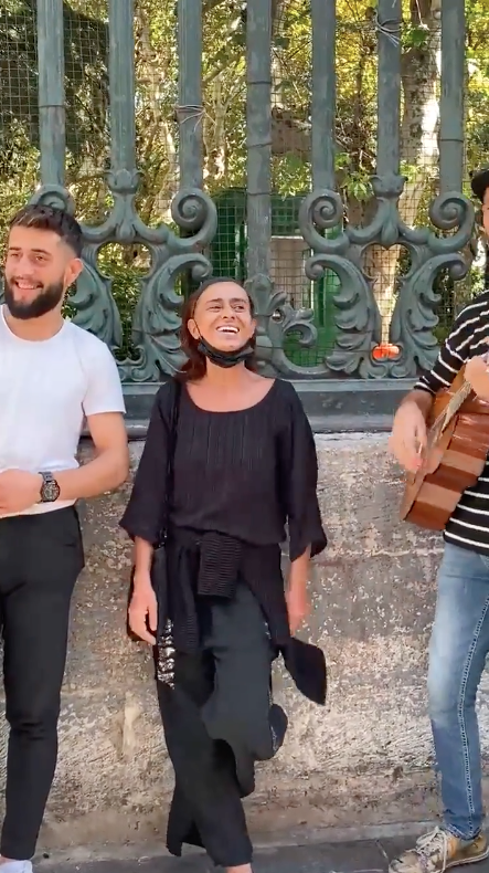 İstiklal Caddesi'nde iç ısıtan görüntü... Yıldız Tilbe sokak müzisyenleriyle birlikte şarkı söyledi