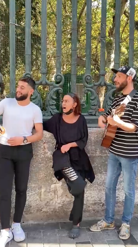 İstiklal Caddesi'nde iç ısıtan görüntü... Yıldız Tilbe sokak müzisyenleriyle birlikte şarkı söyledi