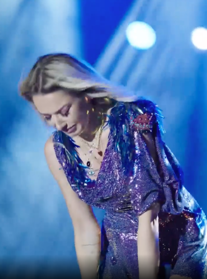 hadise konserde ağladı