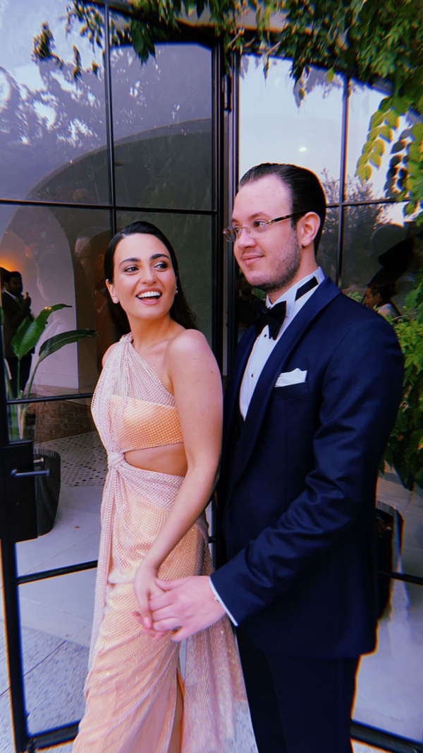 Sibel Can ile Hakan Ural'ın oğlu Engincan Ural Merve Kaya ile evlendi. Kaya'nın dantelli transparan gelinliği gündem oldu