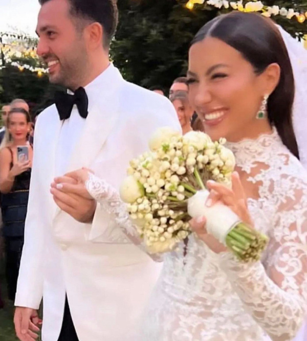 Sibel Can ile Hakan Ural'ın oğlu Engincan Ural Merve Kaya ile evlendi. Kaya'nın dantelli transparan gelinliği gündem oldu - Resim : 2
