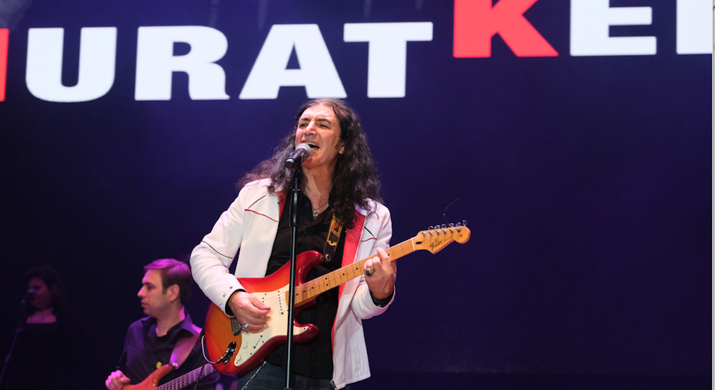 Konserde ilgin&ccedil; anlar... Murat Kekilli sahneye motosikletle geldi