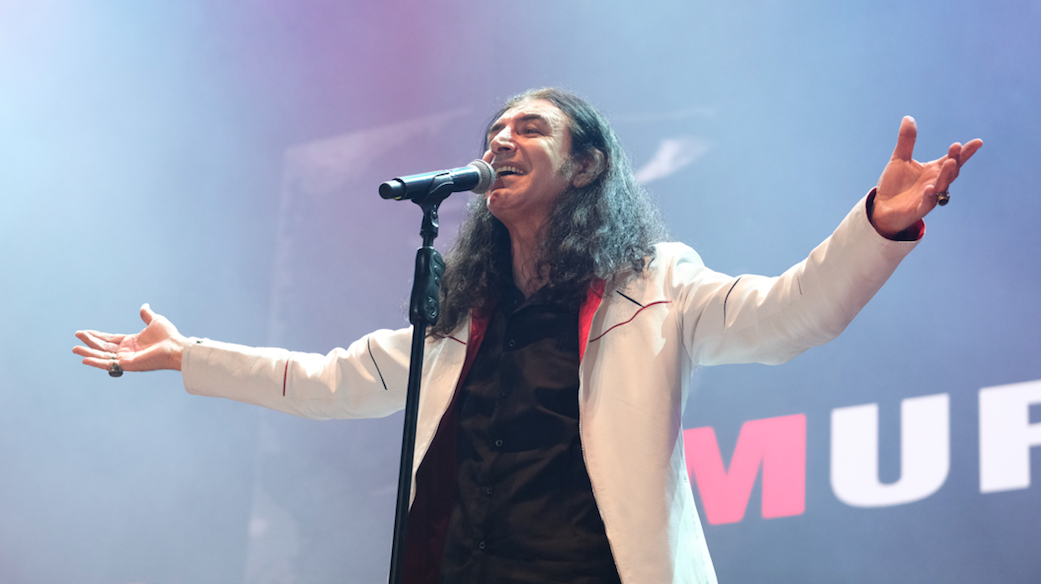 Konserde ilgin&ccedil; anlar... Murat Kekilli sahneye motosikletle geldi