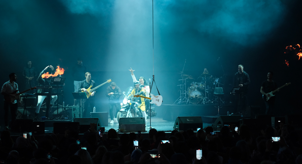 Konserde ilgin&ccedil; anlar... Murat Kekilli sahneye motosikletle geldi