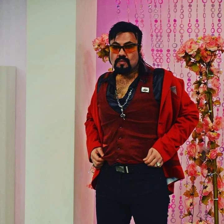 Kobra Murat lakaplı şarkıcı Murat Divandiler'in ger&ccedil;ek serveti ortaya &ccedil;ıktı! Mal varlığını canlı yayında a&ccedil;ıkladı