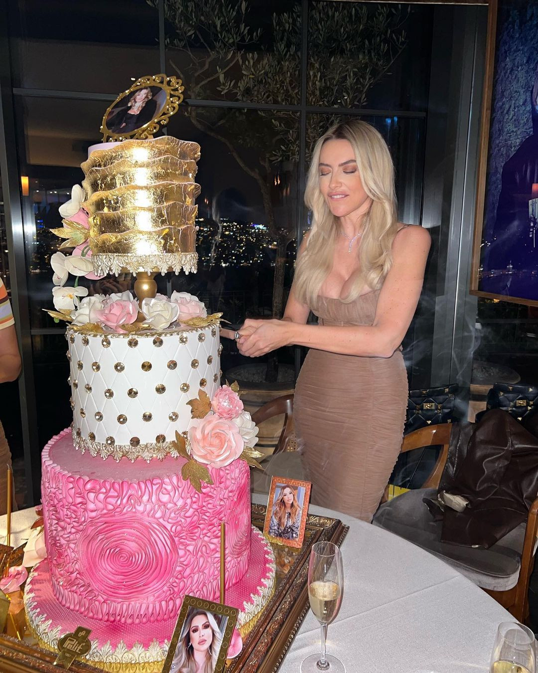 Hadise'den dekolteli 37'nci yaş pozları