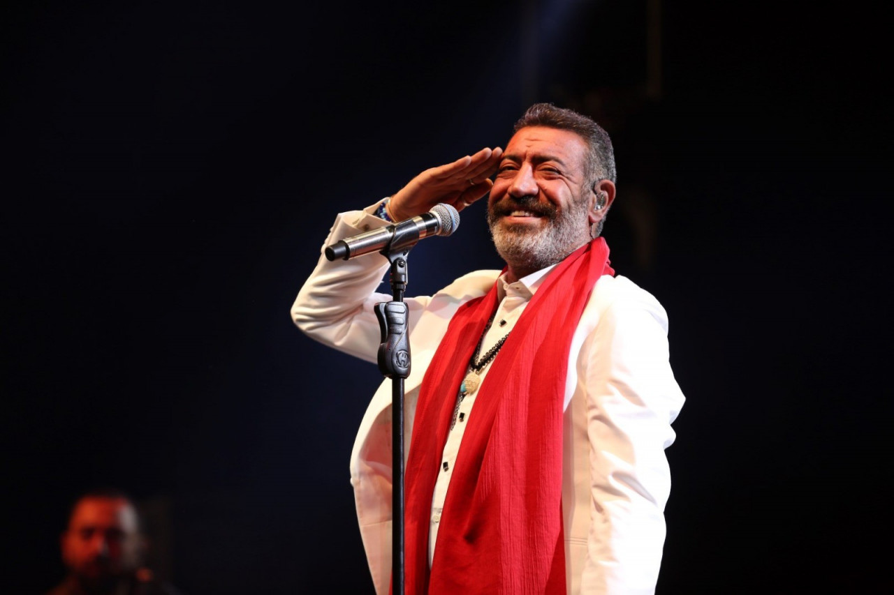Hakan Altun sahnede hayali d&uuml;ğ&uuml;n&uuml;n&uuml; yaptı