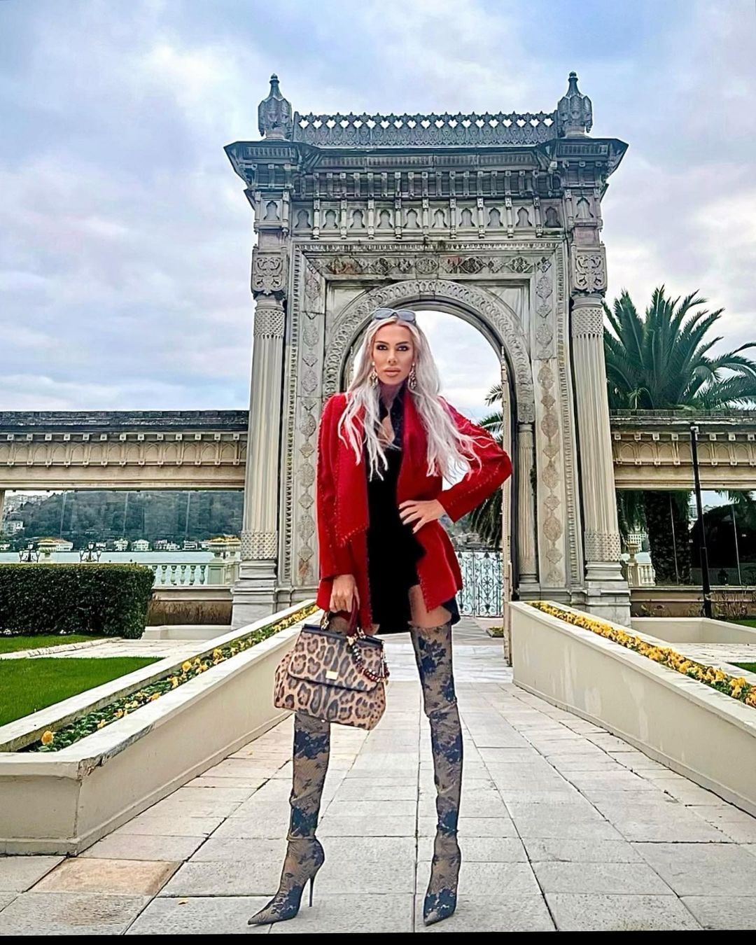 Sosyetik güzel Hande Demir photoshopu fazla kaçırınca sosyal medyanın diline düştü