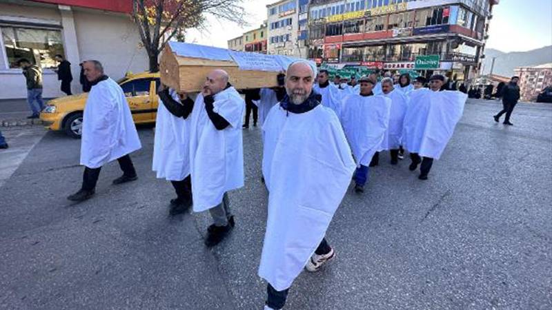 Tunceli'de &ccedil;&ouml;p tesisine karşı &ccedil;ıkan k&ouml;yl&uuml;lerden kefenli tabutlu protesto: "&Ouml;leceğiz, yine de toprağımızı vermeyeceğiz!"