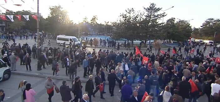 Ekrem İmamoğlu'nun Erzurum mitinginde arbede &ccedil;ıktı: İmamoğlu konuşmasını yarıda kesti