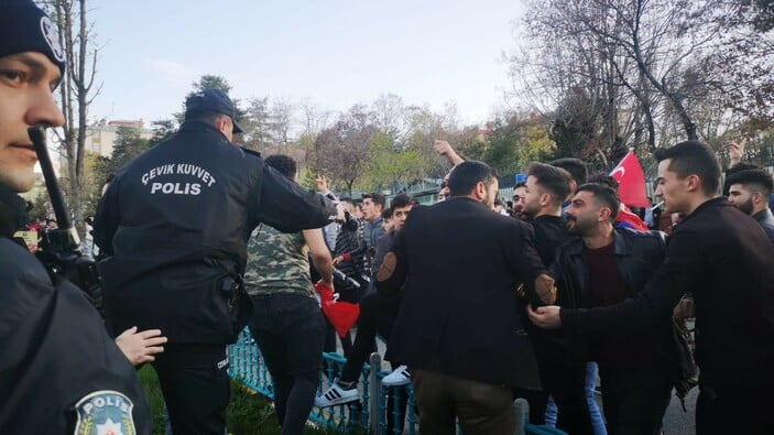 Ekrem İmamoğlu'nun Erzurum mitinginde arbede &ccedil;ıktı: İmamoğlu konuşmasını yarıda kesti