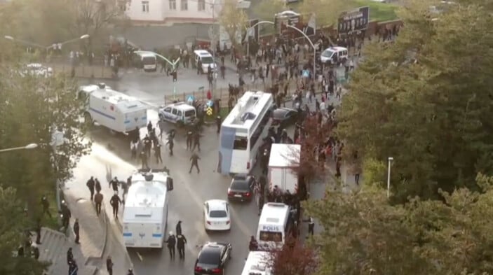Ekrem İmamoğlu'nun Erzurum mitinginde olay &ccedil;ıktı