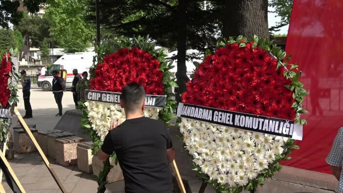 Tokat'ta şehit yakınları Kemal Kılı&ccedil;daroğlu'nun &ccedil;elengini par&ccedil;aladı