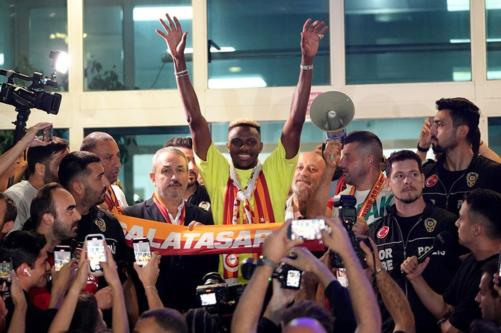 Galatasaray'da tarihi anlaşma devreye giriyor! Victor Osimhen'i alan Cimbom 40 milyon euroluk gelirin daha sahibi olacak: Taraftarlar formalara akın etmeye başladı! İşte satılan forma sayısı - Sayfa 4
