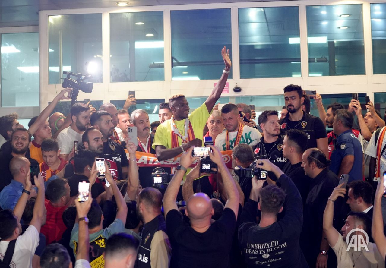 Galatasaray'da tarihi anlaşma devreye giriyor! Victor Osimhen'i alan Cimbom 40 milyon euroluk gelirin daha sahibi olacak: Taraftarlar formalara akın etmeye başladı! İşte satılan forma sayısı - Sayfa 3