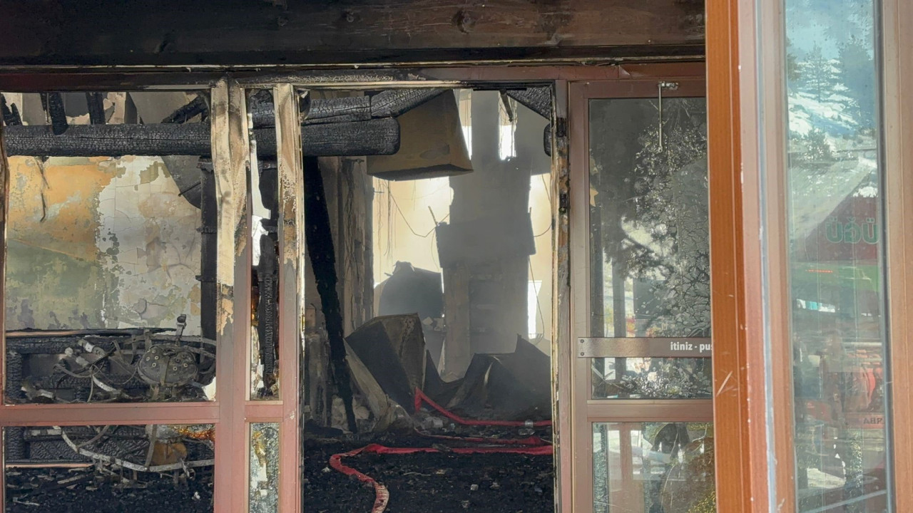 3 bakan yangın b&ouml;lgesine gidiyor! 10 kişiye mezar olan Grand Kartal Otel her an &ccedil;&ouml;kebilir!