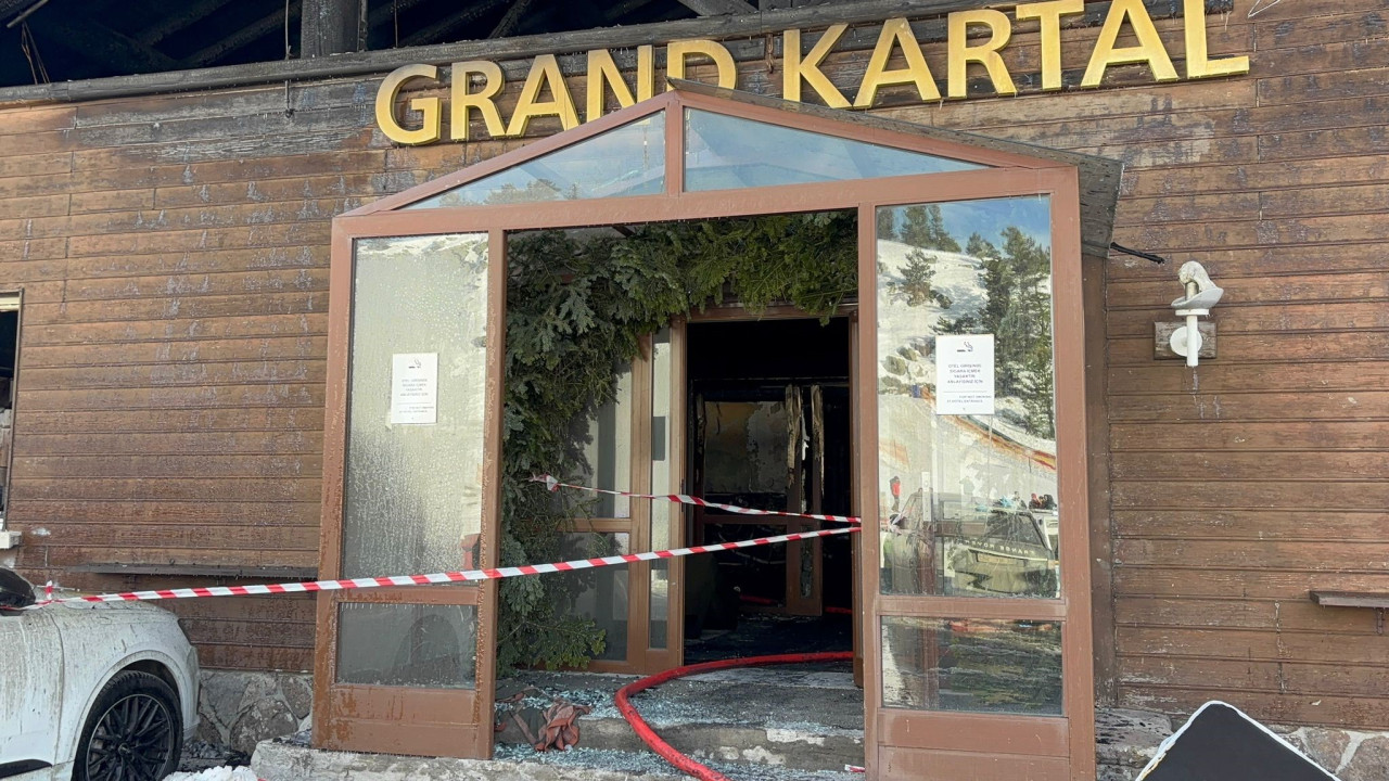 3 bakan yangın b&ouml;lgesine gidiyor! 10 kişiye mezar olan Grand Kartal Otel her an &ccedil;&ouml;kebilir!
